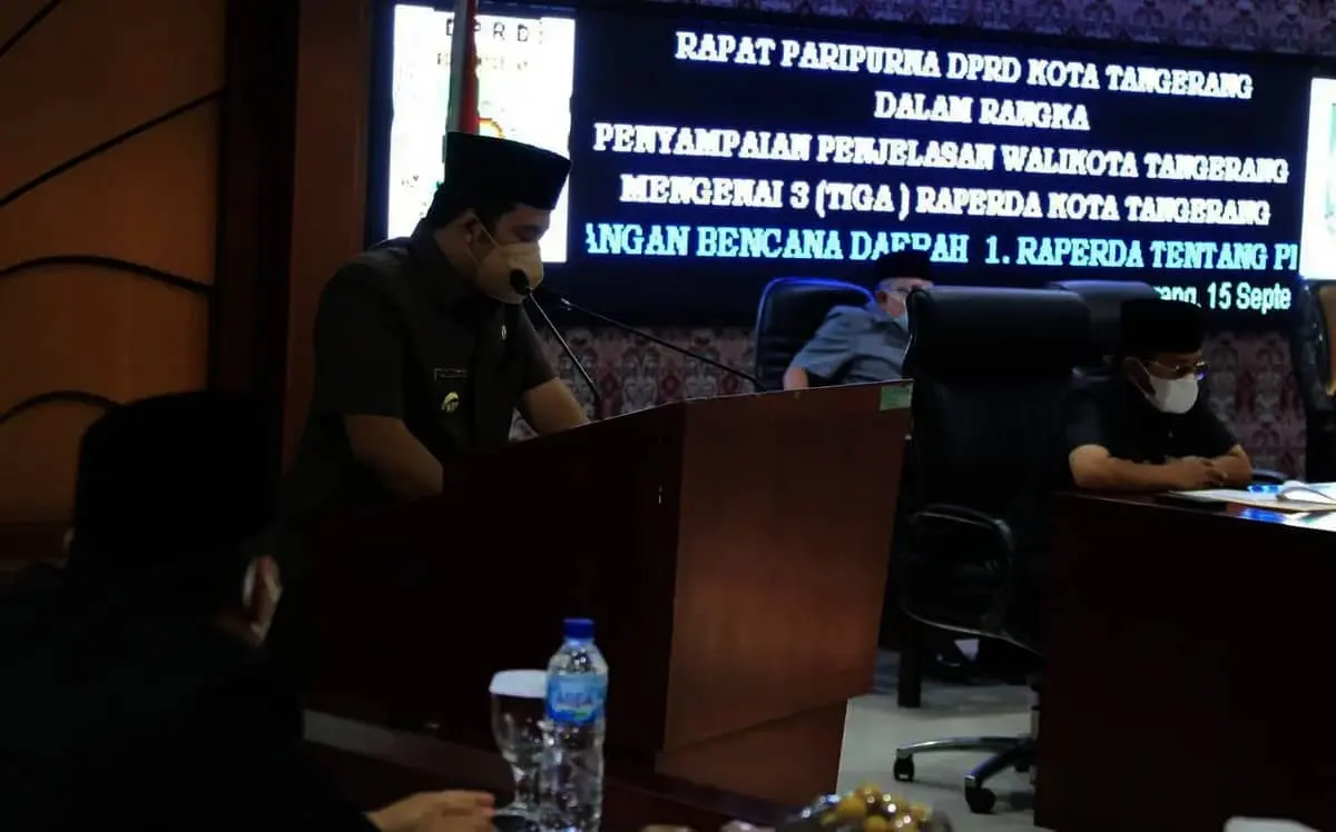 Di Rapat Paripurna, Wali Kota Arief Sampaikan Penjelasan Tiga Raperda