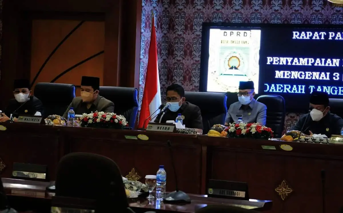 Di Rapat Paripurna, Wali Kota Arief Sampaikan Penjelasan Tiga Raperda