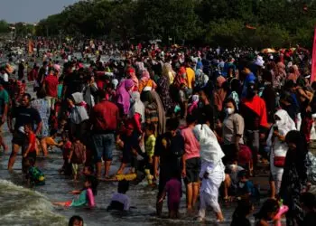 Potret Pantai Tanjung Pasir Kabupaten Tangerang Dipadati Wisatawan
