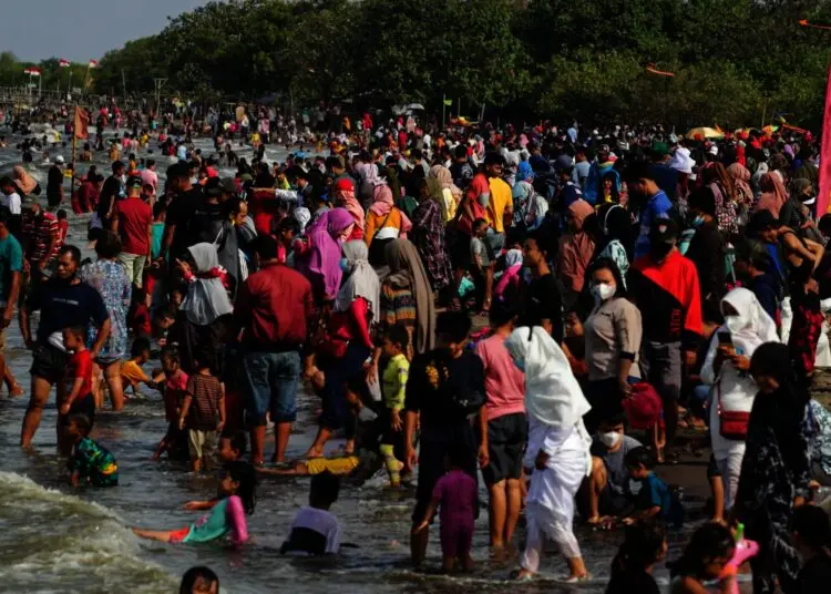 Potret Pantai Tanjung Pasir Kabupaten Tangerang Dipadati Wisatawan