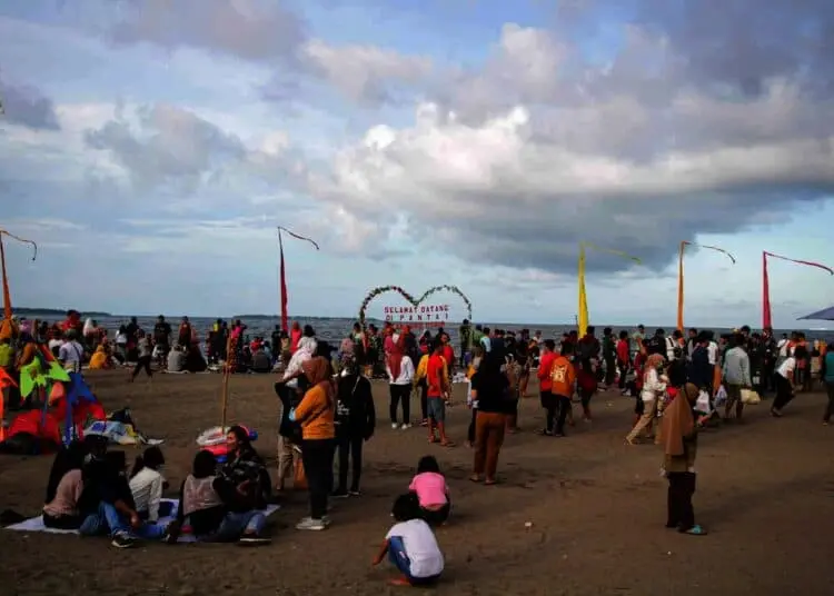 Potret Pantai Tanjung Pasir Kabupaten Tangerang Dipadati Wisatawan