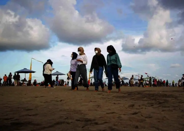 Potret Pantai Tanjung Pasir Kabupaten Tangerang Dipadati Wisatawan