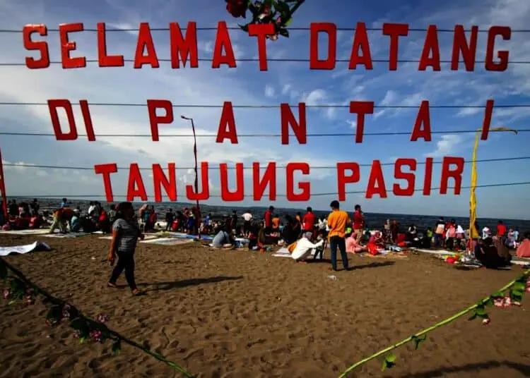 Potret Pantai Tanjung Pasir Kabupaten Tangerang Dipadati Wisatawan