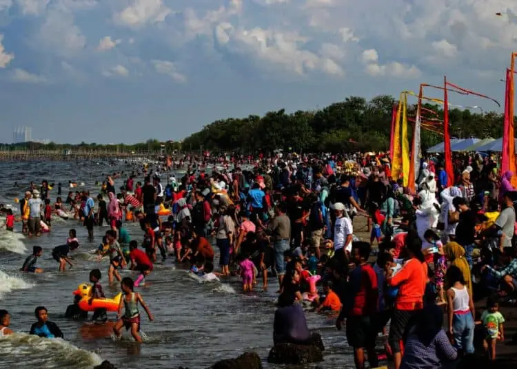 Potret Pantai Tanjung Pasir Kabupaten Tangerang Dipadati Wisatawan