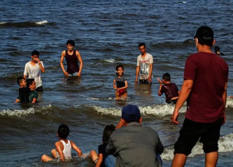 Potret Pantai Tanjung Pasir Kabupaten Tangerang Dipadati Wisatawan