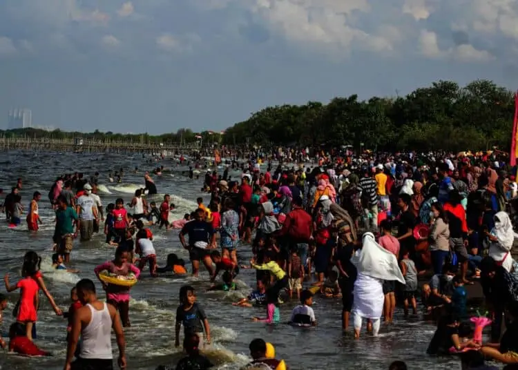 Potret Pantai Tanjung Pasir Kabupaten Tangerang Dipadati Wisatawan