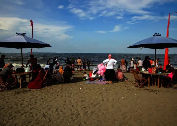 Potret Pantai Tanjung Pasir Kabupaten Tangerang Dipadati Wisatawan