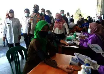 TINJAU VAKSINASI–Untuk memastikan vaksinasi berjalan lancer, Bupati Serang Ratu Tatu Chasanah bersama Kapolres Serang, AKBP Yudha Satria, meninjau pelaksanaan vaksinasi di Jawilan, Rabu (22/9/2021). (ISTIMEWA)