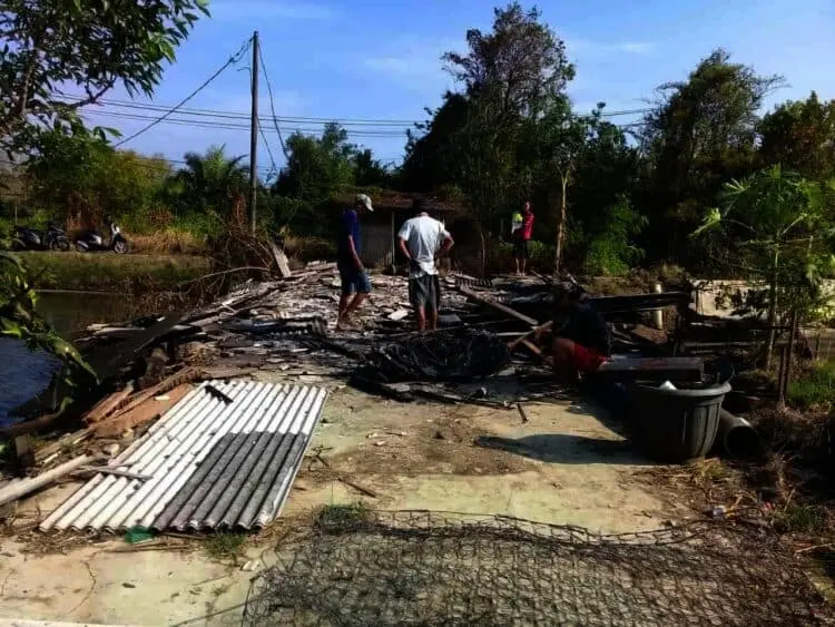 Ditinggal Pemiliknya, Sebuah Rumah di Panimbang Ludes Terbakar
