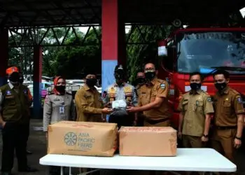 SERAHKAN BANTUAN–Badan Penanggulangan Bencana Daerah (BPBD) Kabupaten Serang, menyerahkan bantuan sebanyak 20.000 lebih masker, hand sanitizer dan disinfektan, ke Dinas Pendidikan dan Kebudayaan (Dindikbud), Selasa (14/9/2021). (SIDIK/SATELITNEWS.ID)
