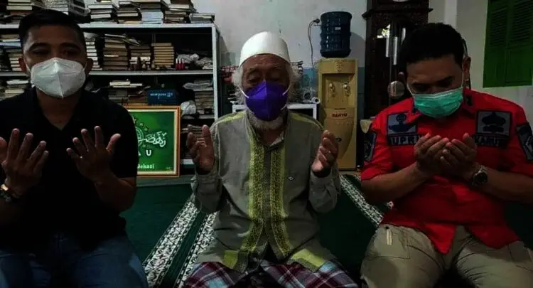 Sambangi Abuya Muhtadi, Kepala Rutan Pandeglang Minta Didoakan