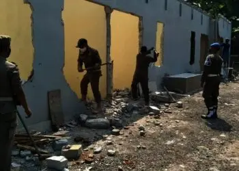 PEMBONGKARAN–Dinas Satuan Polisi Pamong Praja (Satpol Pol PP) Kabupaten Serang, membongkar bangunan kosan di Kecamatan Kragilan, Selasa (21/9/2021). Hal itu dilakukan, lantaran bangunan tersebut didirikan diatas lahan milik SDN 5 Kragilan. (ISTIMEWA)