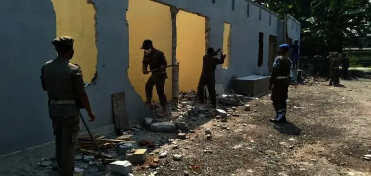 PEMBONGKARAN–Dinas Satuan Polisi Pamong Praja (Satpol Pol PP) Kabupaten Serang, membongkar bangunan kosan di Kecamatan Kragilan, Selasa (21/9/2021). Hal itu dilakukan, lantaran bangunan tersebut didirikan diatas lahan milik SDN 5 Kragilan. (ISTIMEWA)