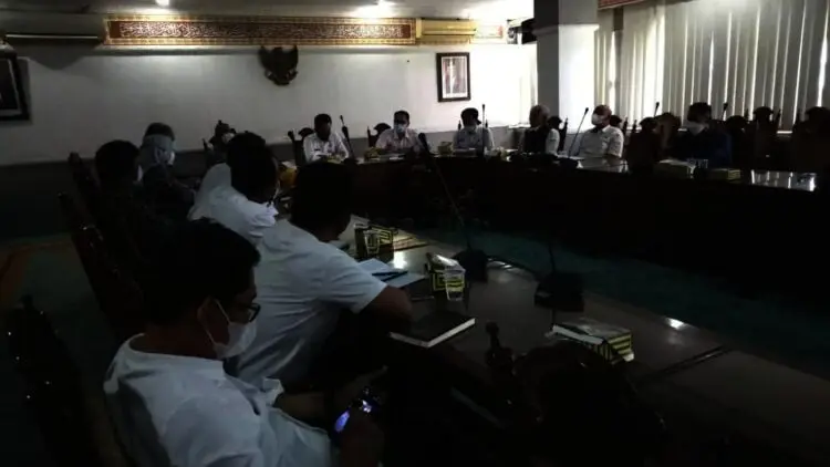 RAPAT KOORDINASI–Pihak Pemkab Serang, menggelar rapat koordinasi dengan pihak BBWSC3, terkait kelanjutan pembangunan long storage, Rabu (15/9/2021). (ISTIMEWA)