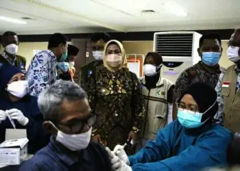 Bupati Serang Ratu Tatu Chasanah, meninjau pelaksanaan vaksinasi, Rabu (29/9/2021). (ISTIMEWA)