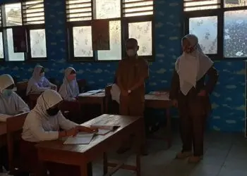 Kabid Pembinaan SD Dindikbud Kabupaten Serang, Amar Ma'ruf, memantau kegiatan PTMT di salah satu sekolah, belum lama ini. (DOKUMEN)
