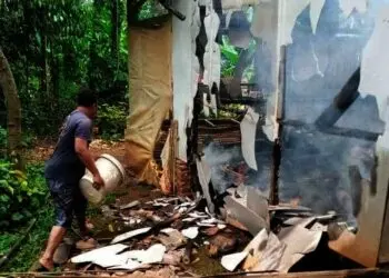 PEMADAMAN–Seorang warga berusaha memadamkan api, yang membakar rumah Anis Sutiani (32), warga Kampung Bangbayang, RT 10 RW 02, Desa Waringin, Kecamatan Mancak, Kabupaten Serang, Minggu (12/9/2021). (SIDIK/SATELITNEWS.ID)