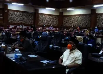 RAPAT PARIPURNA–Sejumlah kursi anggota dewan terlihat kosong, saat Rapat Paripurna DPRD Kabupaten Serang, Kamis (16/9/2021). (SIDIK/SATELITNEWS.ID)