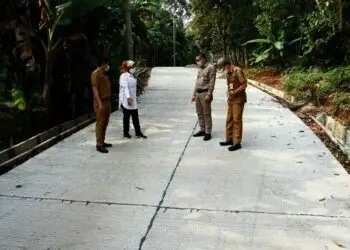 TINJAU JALAN BETON–Bupati Serang Ratu Tatu Chasanah, mengapresiasi warga Kampung Dangdeur, Desa Bantarwaru, Kecamatan Cinangka, yang mau menghibahkan tanahnya untuk pembangunan jalan. Keikhlasan warga tersebut, mempermudah Pemkab Serang merealisasikan program betonisasi jalan. (ISTIMEWA)