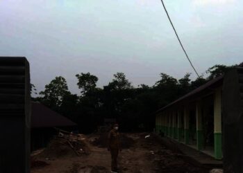 CEK BANGUNAN–Kabid Pembinaan SD Dindikbud Kabupaten Serang, Amar Ma'ruf, mengecek proses pembangunan SD terdampak tol Serang – Panimbang, di Cikeusal, belum lama ini. Dari 4 SD, baru dua sekolah yang sudah dibangun. (ISTIMEWA)
