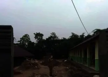 CEK BANGUNAN–Kabid Pembinaan SD Dindikbud Kabupaten Serang, Amar Ma'ruf, mengecek proses pembangunan SD terdampak tol Serang – Panimbang, di Cikeusal, belum lama ini. Dari 4 SD, baru dua sekolah yang sudah dibangun. (ISTIMEWA)