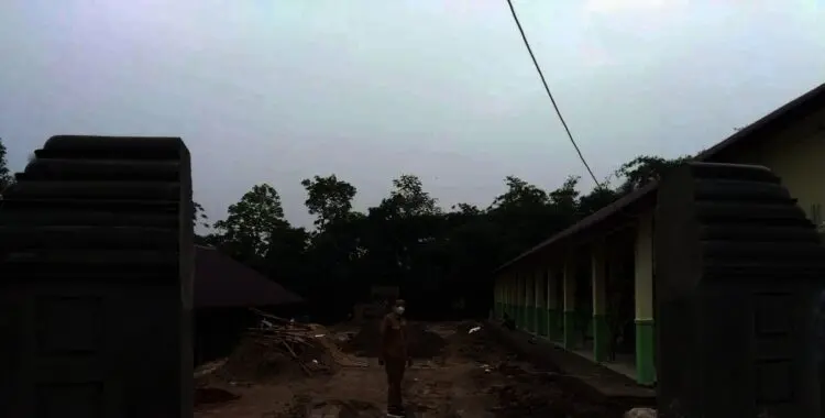 CEK BANGUNAN–Kabid Pembinaan SD Dindikbud Kabupaten Serang, Amar Ma'ruf, mengecek proses pembangunan SD terdampak tol Serang – Panimbang, di Cikeusal, belum lama ini. Dari 4 SD, baru dua sekolah yang sudah dibangun. (ISTIMEWA)
