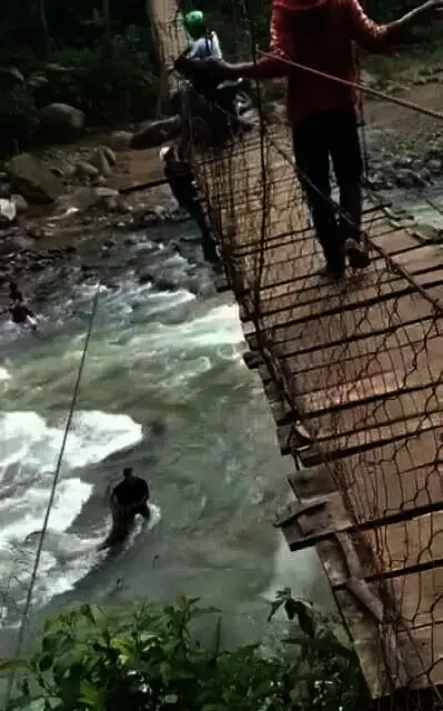 Terpeleset, Anak dan Ibu Jatuh dari Jembatan Gantung di Lebak, Suami Bergelantungan Terpeleset, Anak dan Ibu Jatuh dari Jembatan Gantung di Lebak, Suami Bergelantungan