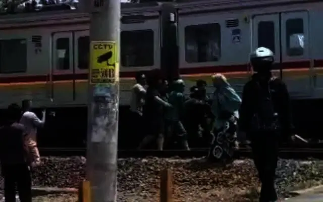 Pemuda dari Lebak Ini Nekat Terobos Palang Pintu KA dan Terseret 10 Meter, Begini Kondisinya
