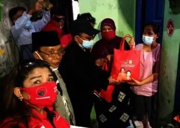 Di Lorong Gelap nan Sempit, Ketua DPRD Kota Tangerang Bagi-bagi Sembako