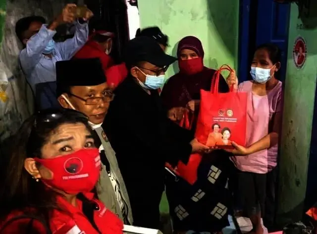 Di Lorong Gelap nan Sempit, Ketua DPRD Kota Tangerang Bagi-bagi Sembako