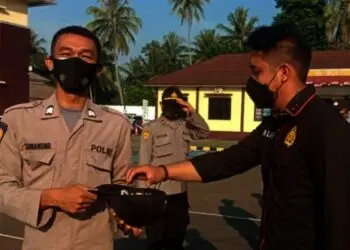 Satu per satu personel Polres Pandeglang, bergantian memberikan sedekahnya usai melaksanakan apel pagi, di halaman Mapolres Pandeglang, Kamis (9/9/2021). (ISTIMEWA)