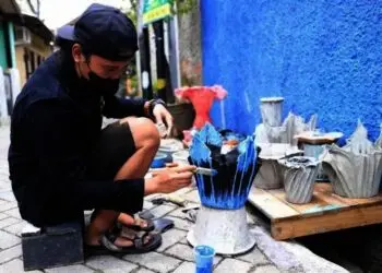 Kreatif, Pemuda Uwung Jaya Ini Buat Sampah Kain Jadi Pot