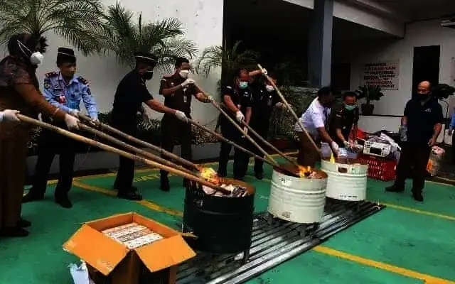 Kejari Tangerang Musnahkan Barang Bukti Narkotika hingga Dolar Palsu