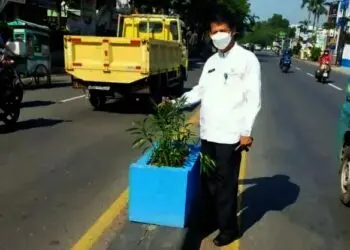 Pot Warna-warni dari Hebel Ini Mejeng di Jalan Gatot Subroto Jatiuwung