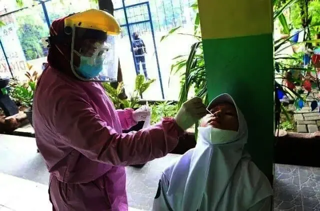 Sejumlah Siswa dan Guru SMP di Kota Tangerang Jalani Tes Swab, Ada Apa?