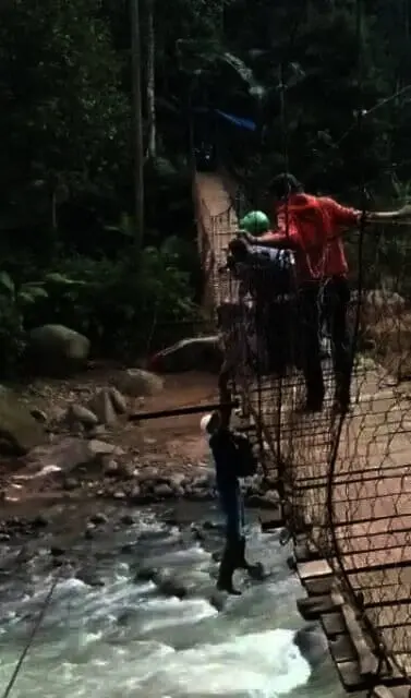 Terpeleset, Anak dan Ibu Jatuh dari Jembatan Gantung di Lebak, Suami Bergelantungan