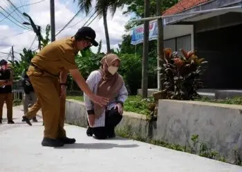 MONITORING PEMBANGUNAN JALAN–Bupati Pandeglang, Irna Narulita, bersama jajarannya, meninjau pembangunan jalan Teluk Lada – Samaboa, Kecamatan Majasari, Kabupaten Pandeglang, Selasa (19/10/2021). (ISTIMEWA)