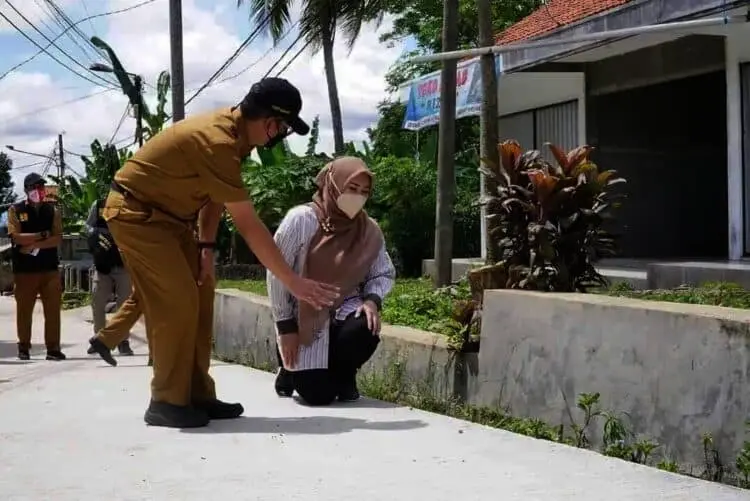MONITORING PEMBANGUNAN JALAN–Bupati Pandeglang, Irna Narulita, bersama jajarannya, meninjau pembangunan jalan Teluk Lada – Samaboa, Kecamatan Majasari, Kabupaten Pandeglang, Selasa (19/10/2021). (ISTIMEWA)