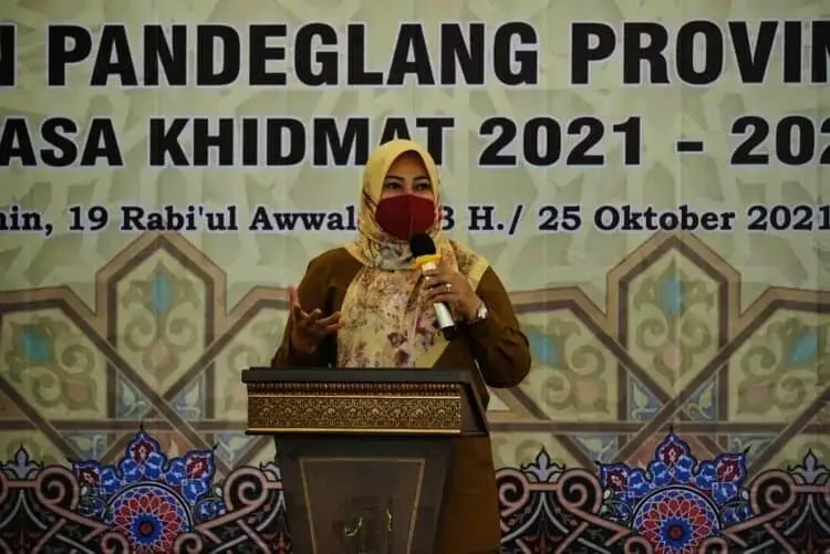 Bupati Pandeglang, Irna Narulita, sedang sambutan di acara pelantikan Pengurus MUI Pandeglang masa khidmat 2021-2026, di Aula Pendopo Bupati Pandeglang, Senin (25/10/2021). (ISTIMEWA)
