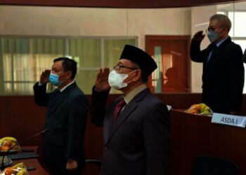 PERINGATAN HARI KESAKTIAN PANCASILA–Plh Sekda Pandeglang, Taufik Hidayat (kanan), bersama jajarannya, sedang melaksanakan Upacara Peringatan Hari Kesaktian Pancasila secara virtual dari Monumen Pancasila Jakarta, di Ruang Pintar Setda Pandeglang, Jumat (1/10/2021). (ISTIMEWA)