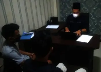 Anggota Satresnarkoba Polres Pandeglang, memeriksa pengedar dan pengguna narkoba, di ruang kerjanya, Minggu. (3/10/2021). (ISTIMEWA)