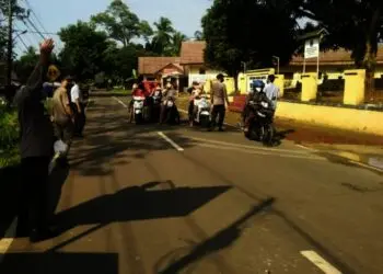 OPERASI YUSTISI–Jajaran Polsek Jiput bersama Satgas Covid-19 Kecamatan Jiput, sedang melakukan operasi yustisi di depan Mapolsek Jiput, Rabu (6/10/2021). (ISTIMEWA)