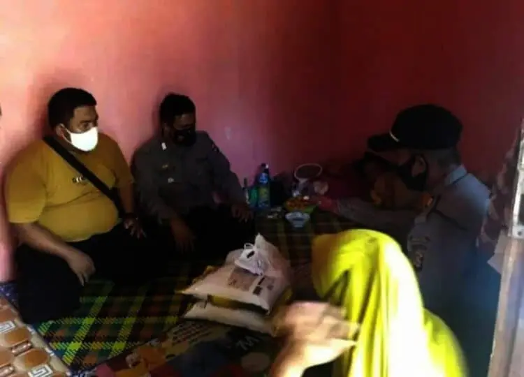Kapolsek Patia Polres Pandeglang Bantu dan Doakan Warganya Penderita Kanker