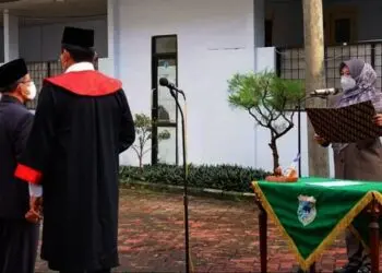PELANTIKAN PENJABAT SEKDA–Bupati Pandeglang, Irna Narulita, melantik Pj Sekda Pandeglang, Taufik Hidayat, di halaman Setda Pandeglang, Senin (11/10/2021). (NIPAL SUTIANA/SATELITNEWS.ID)