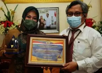 Bupati Pandeglang, Irna Narulita, menerima penghargaan dari Kemenkeu RI yang diserahkan melalui Kepala KPPN Pandeglang – Lebak, Wahyudi, di gedung Garuda Pendopo Bupati Pandeglang, Senin (11/10/2021). (ISTIMEWA)
