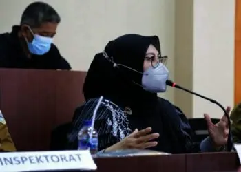 KOMUNIKASI PEMERIKSAAN SECARA VIRTUAL–Bupati Pandeglang, Irna Narulita didampingi jajarannya, sedang melakukan entry meeting dengan BPK RI, di ruang pintar Setda Pandeglang, Selasa (12/10/2021). (ISTIMEWA)
