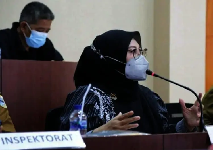 KOMUNIKASI PEMERIKSAAN SECARA VIRTUAL–Bupati Pandeglang, Irna Narulita didampingi jajarannya, sedang melakukan entry meeting dengan BPK RI, di ruang pintar Setda Pandeglang, Selasa (12/10/2021). (ISTIMEWA)