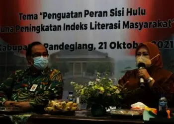 SAMBUTAN–Bupati Pandeglang, Irna Narulita, sedang sambutan di acara PILM, yang digelar oleh Perpustakaan Nasional RI, di Opproom Setda Pandeglang, Kamis (21/10/2021). (ISTIMEWA)