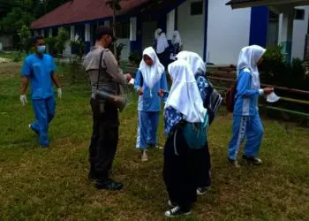 Cegah Klaster Covid-19 di Sekolah, Personel Jajaran Polres Pandeglang Bagikan Makser dan Imbau Disiplin Prokes