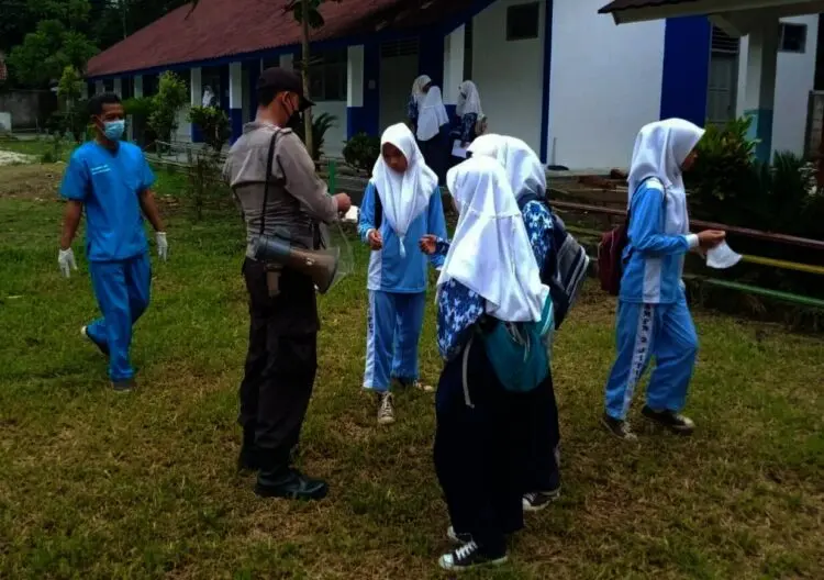 Cegah Klaster Covid-19 di Sekolah, Personel Jajaran Polres Pandeglang Bagikan Makser dan Imbau Disiplin Prokes